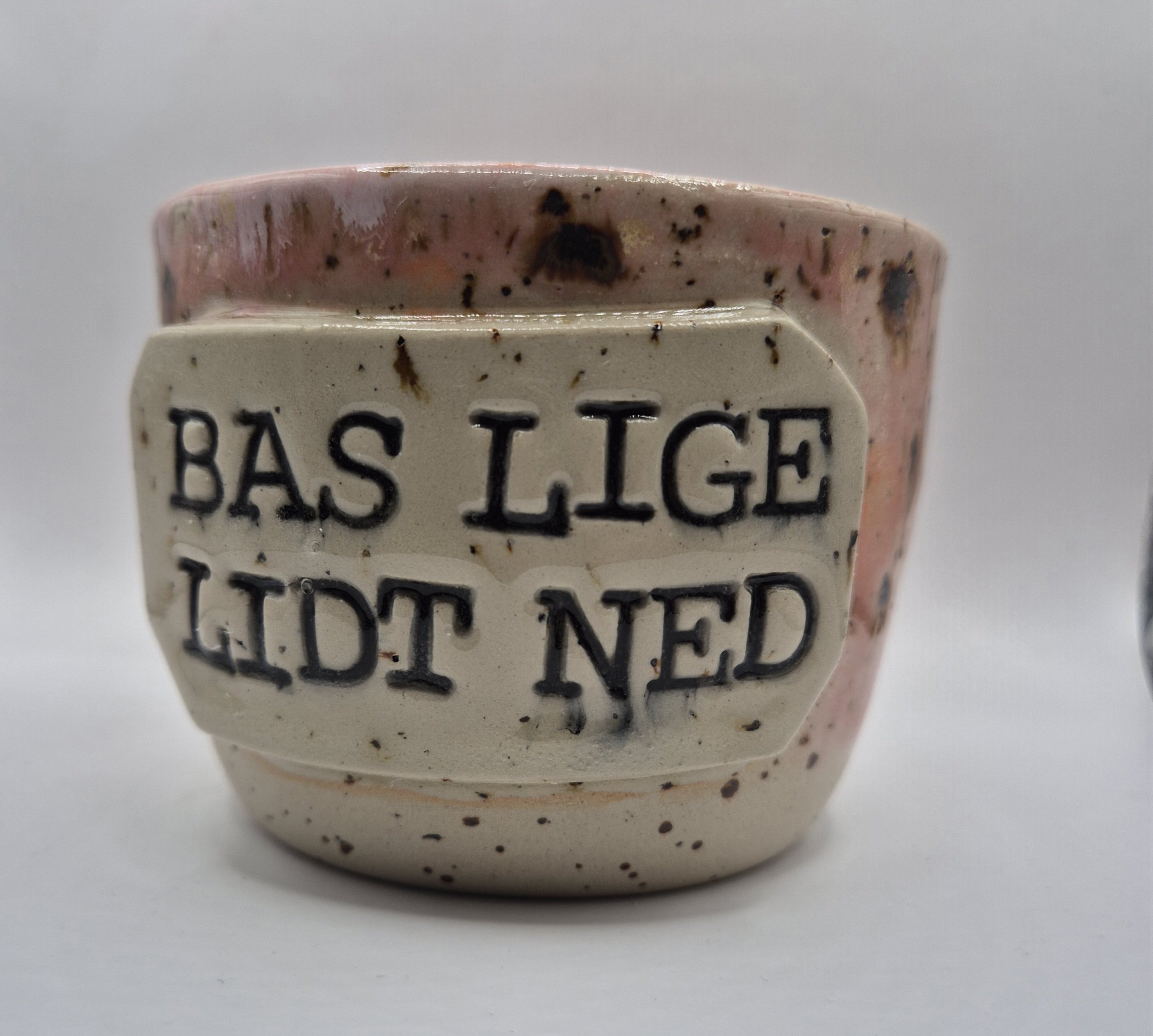 Kop med tekst - Bas lige lidt ned Lyser�d