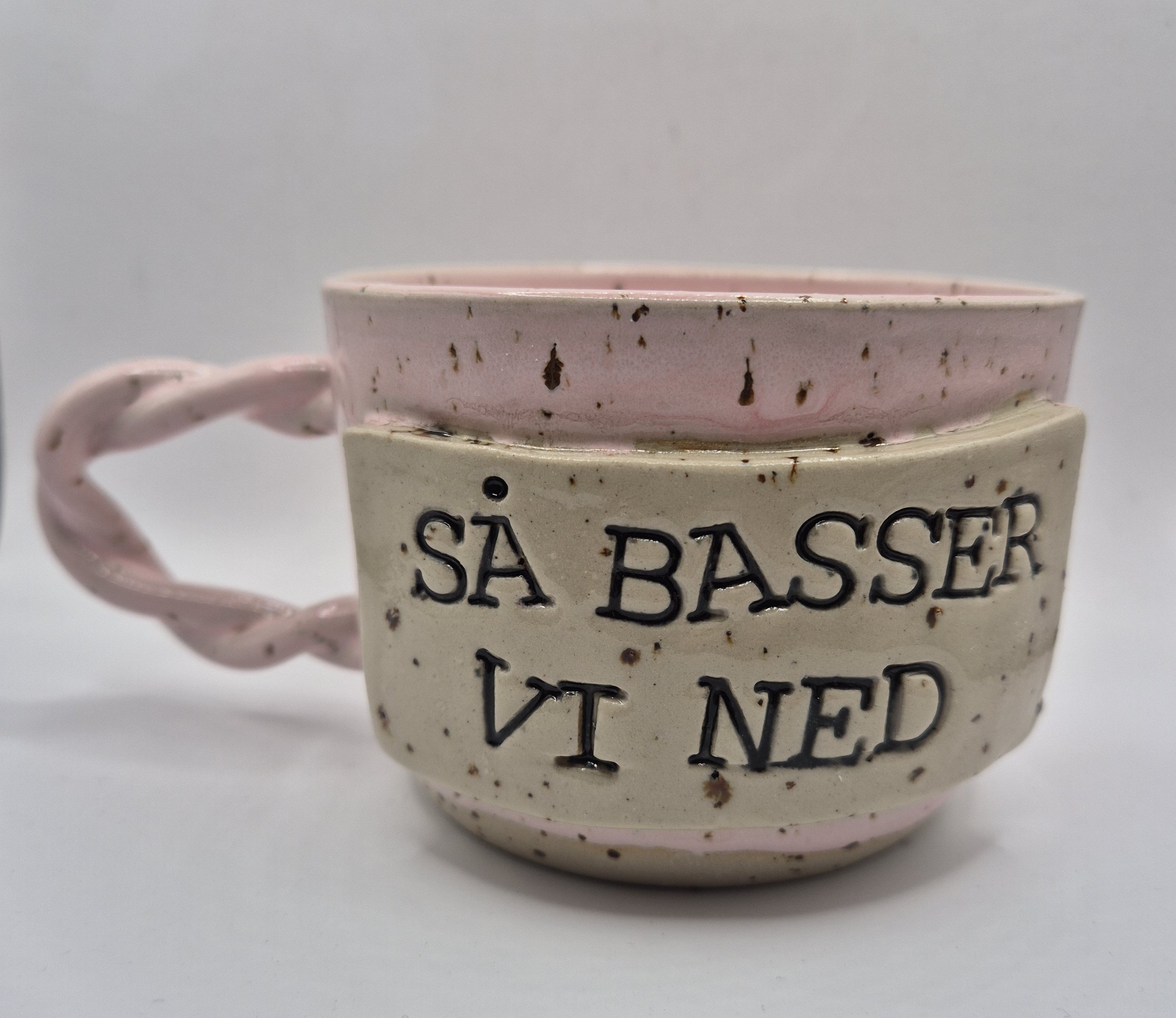 Kop med hank tekst - S� basser vi ned lyser�d